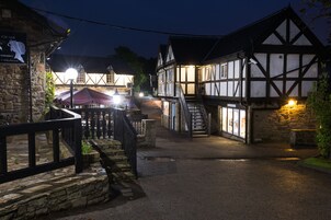 Fachada da propriedade à noite