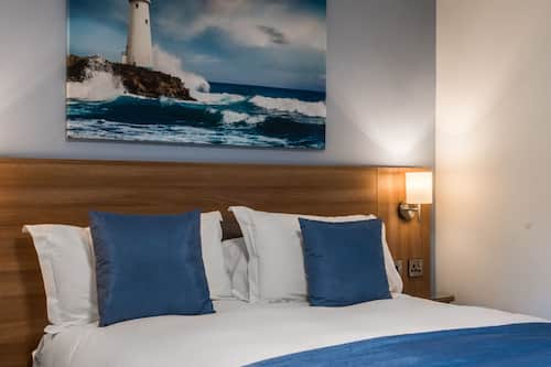 Casa de campo ejecutiva, 1 cama King size | Caja de seguridad en la habitación y escritorio