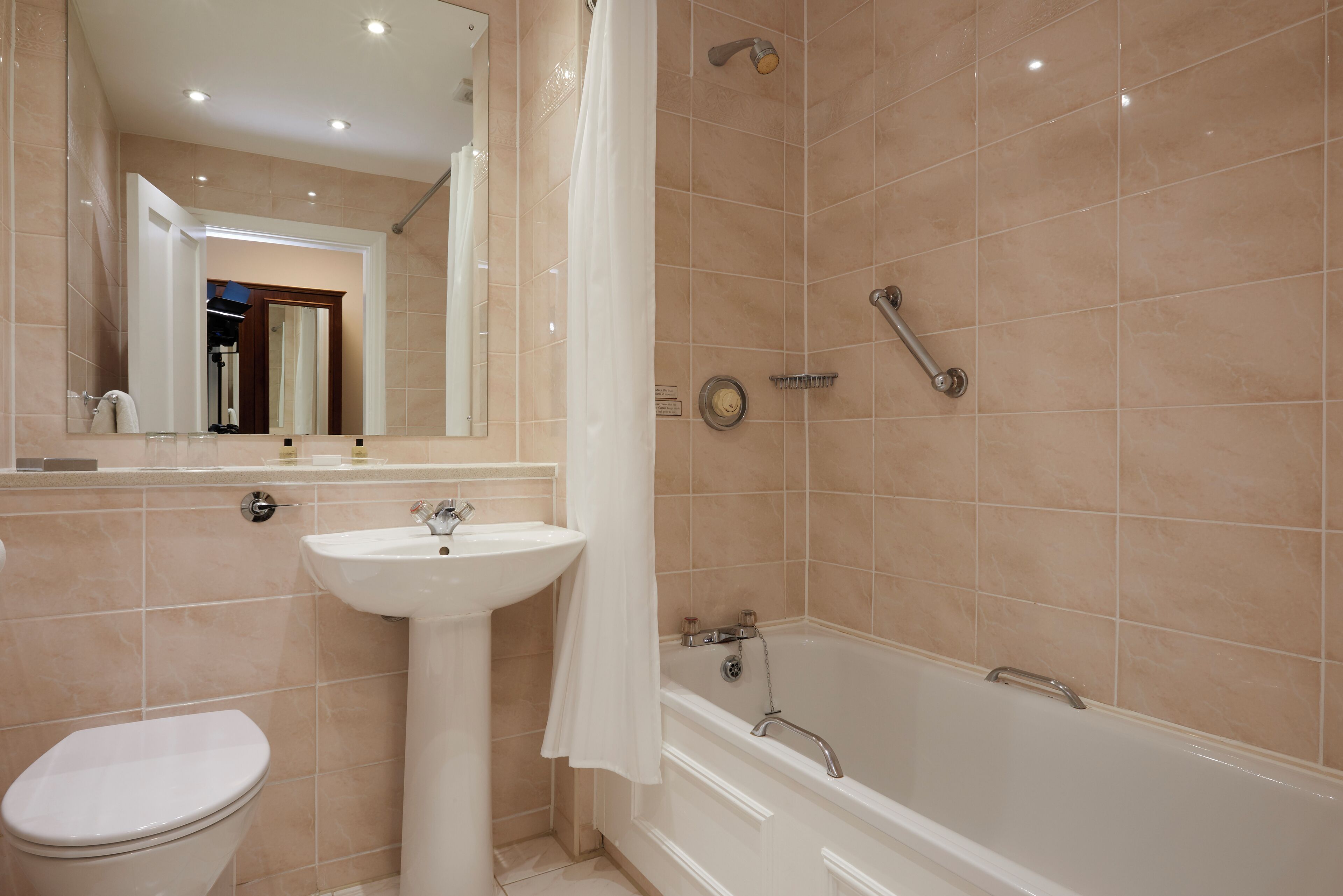 family cottage (classic) | bathroom | combined shower/bathtub, free toiletries, hair dryer, towels