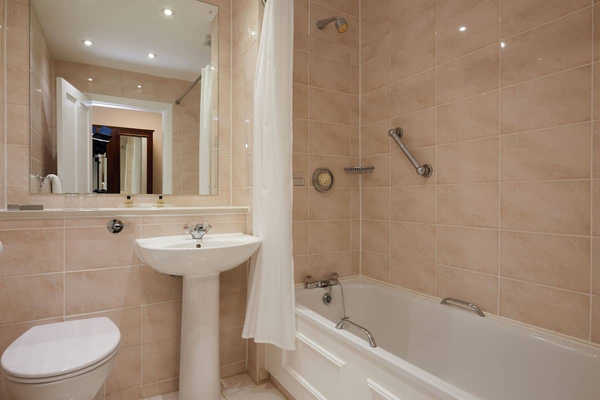 family cottage (classic) | bathroom | combined shower/bathtub, free toiletries, hair dryer, towels