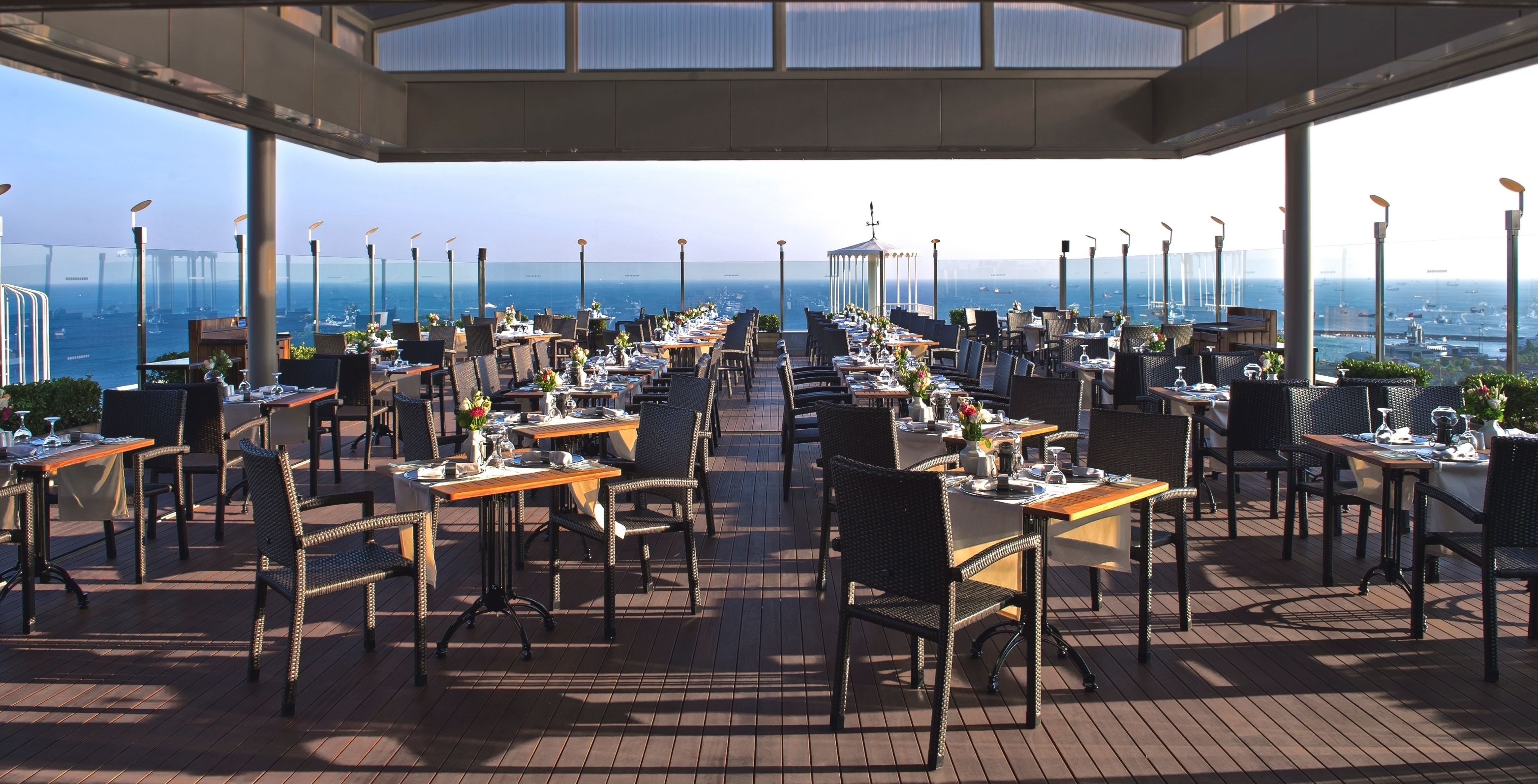 2 restaurants, breakfast served