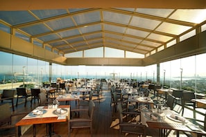 2 restaurants; breakfast, lunch and dinner served  - Radisson Hotel President Old Town Istanbul (Istanbul)