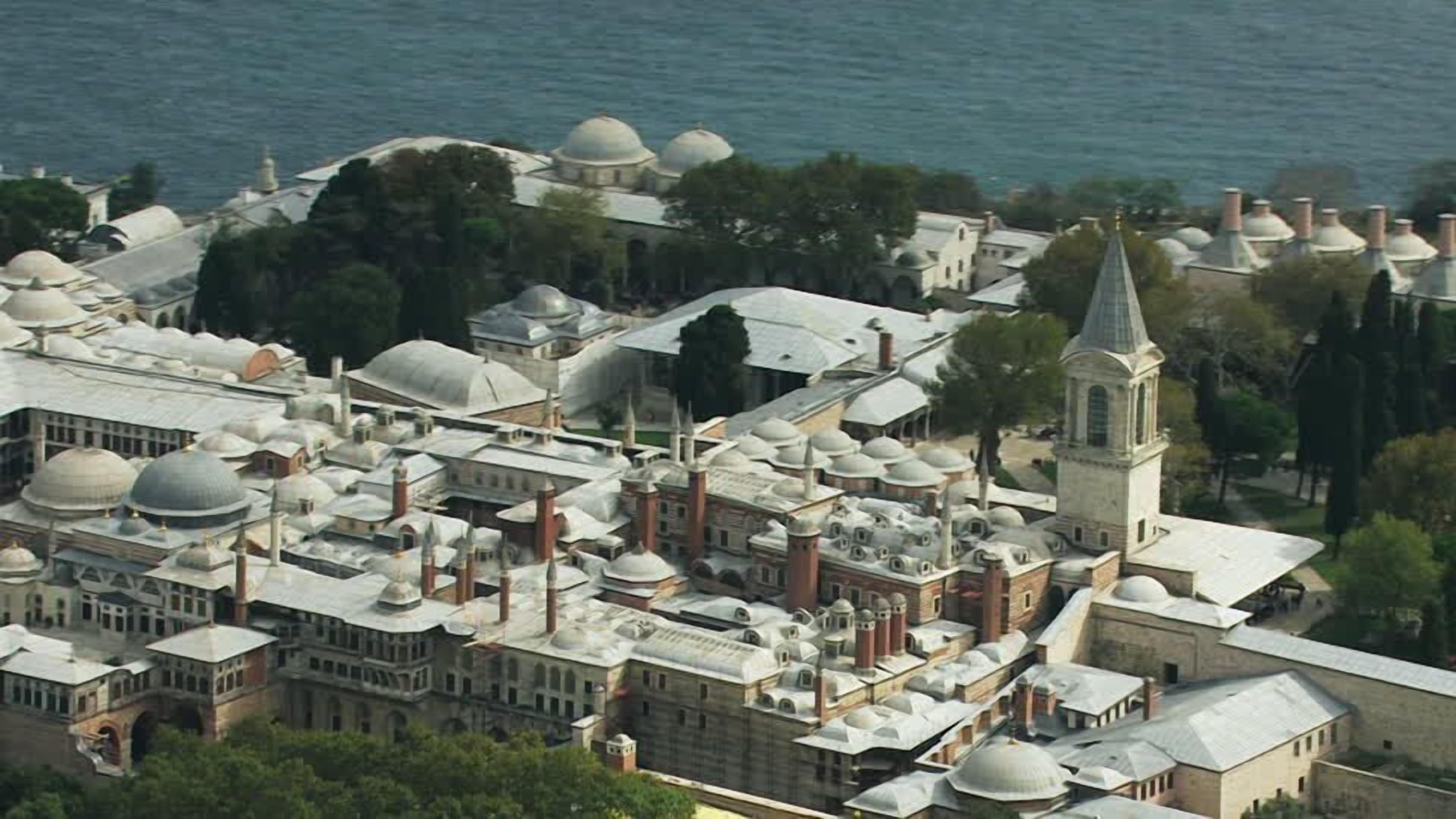 Vue aérienne d’une ville historique, avec de nombreux bâtiments coiffés de coupoles et une tour imposante.