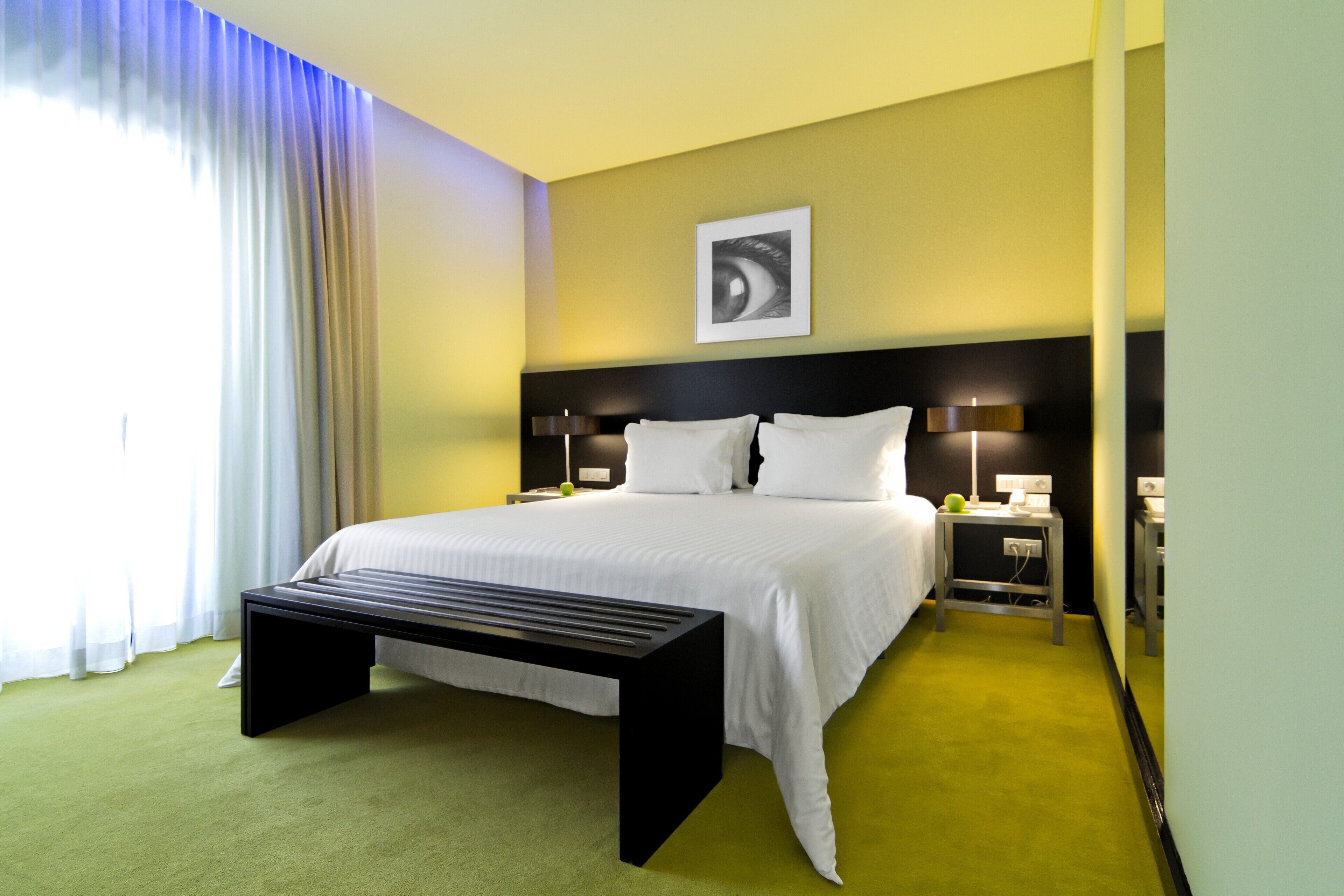 Kamar Double atau Twin | Seprai antialergi, minibar, brankas, dan didekorasi berbeda-beda