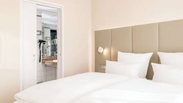 Hochwertige Bettwaren, Minibar, Zimmersafe, Schreibtisch