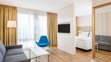 Bộ đồ giường cao cấp, minibar, két bảo mật tại phòng, bàn