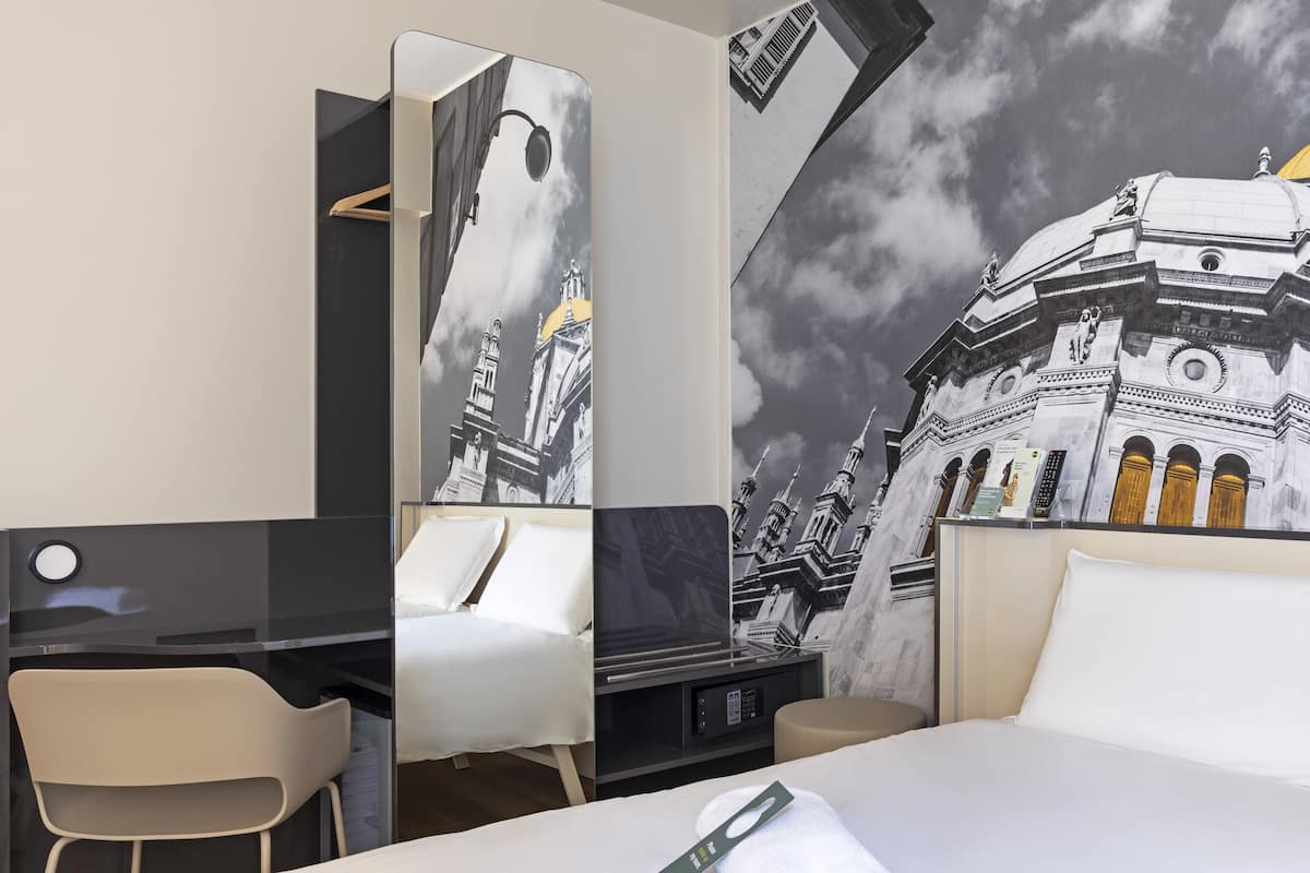 In-room safe, iron/ironing board, free WiFi, bed sheets