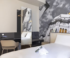 In-room safe, iron/ironing board, free WiFi, bed sheets - B&B Hotel Como City Center (Como)