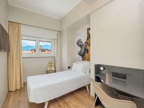 In-room safe, iron/ironing board (on request), free WiFi, alarm clocks - B&B Hotel Como City Center (Como)