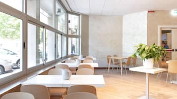 Petit déjeuner buffet (9.50 EUR par personne)