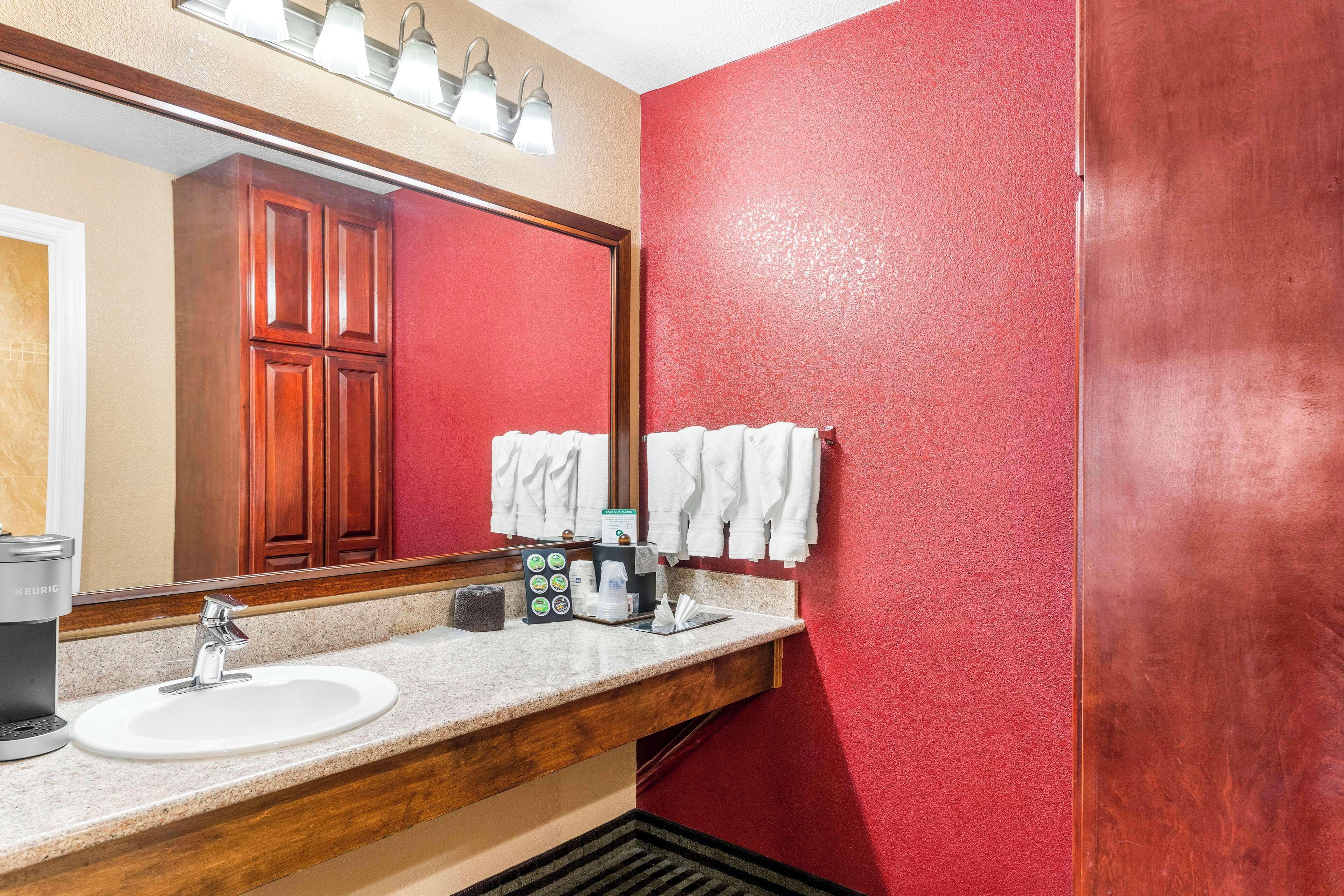 combined shower/bathtub, free toiletries, hair dryer, towels