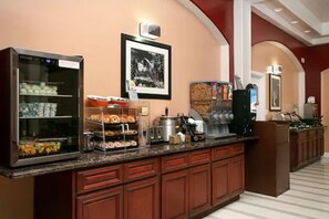 Buffet déjeuner gratuit tous les jours