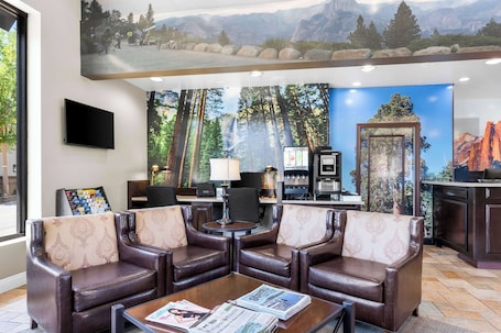 Lobby. Best Western Plus Yosemite Way Station Motel