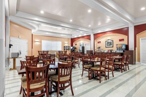 朝食 (ビュッフェ)、毎日提供 (無料)