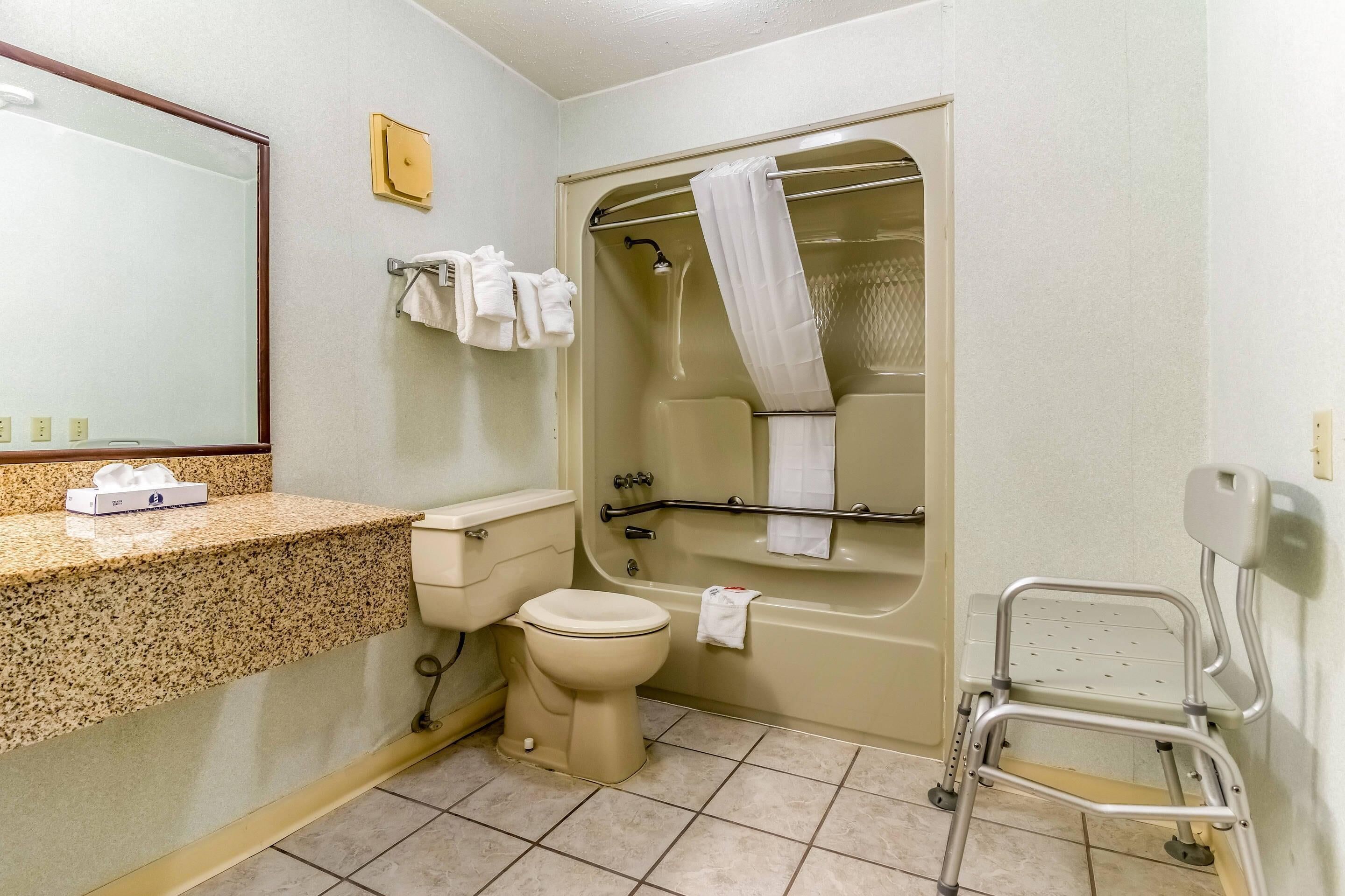 Habitación, 1 cama doble, accesible para personas con discapacidad, no fumadores | Escritorio, tabla de planchar con plancha, wifi gratis y ropa de cama