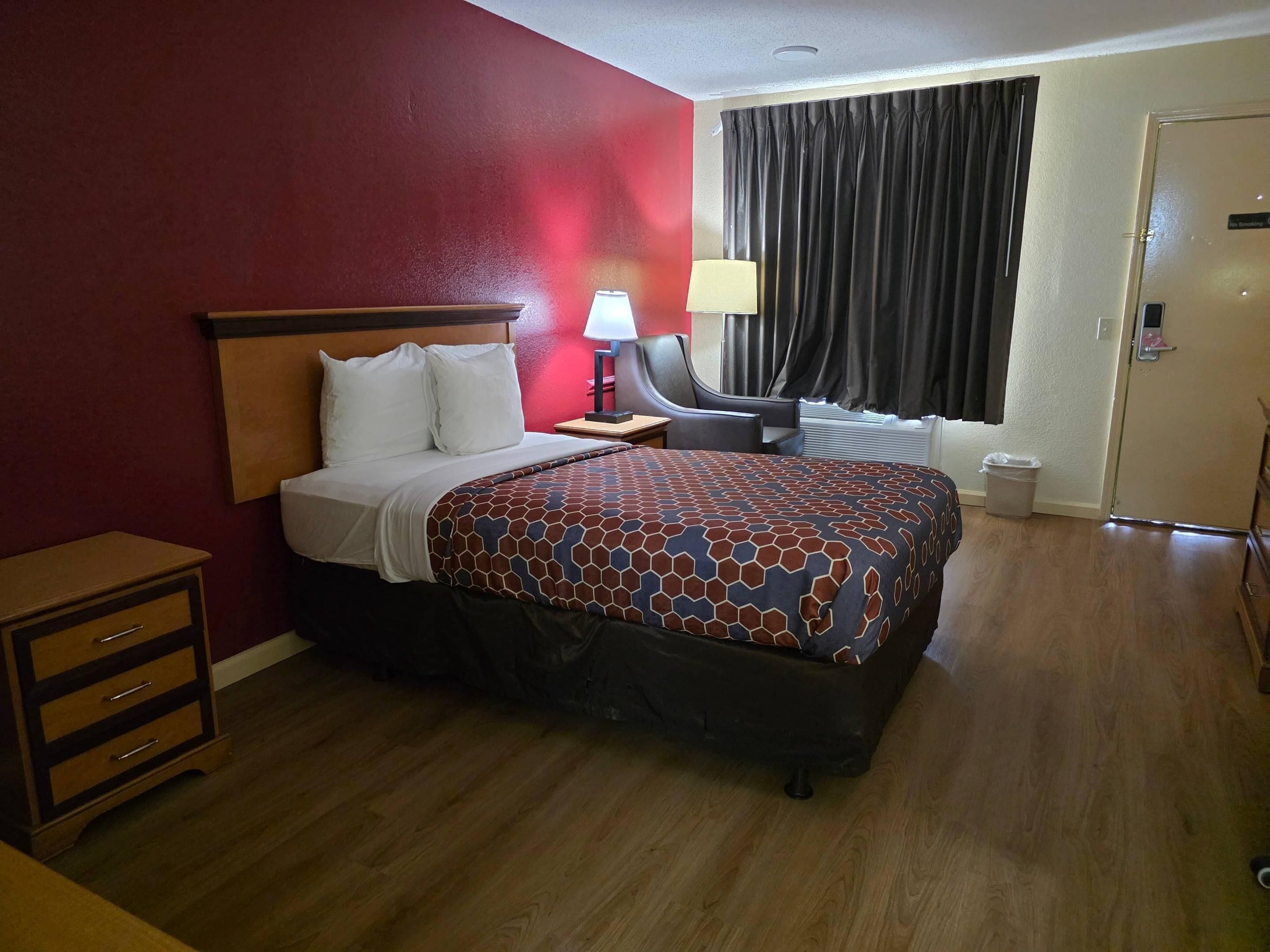 Habitación, 1 cama doble, accesible para personas con discapacidad, no fumadores | Escritorio, tabla de planchar con plancha, wifi gratis y ropa de cama