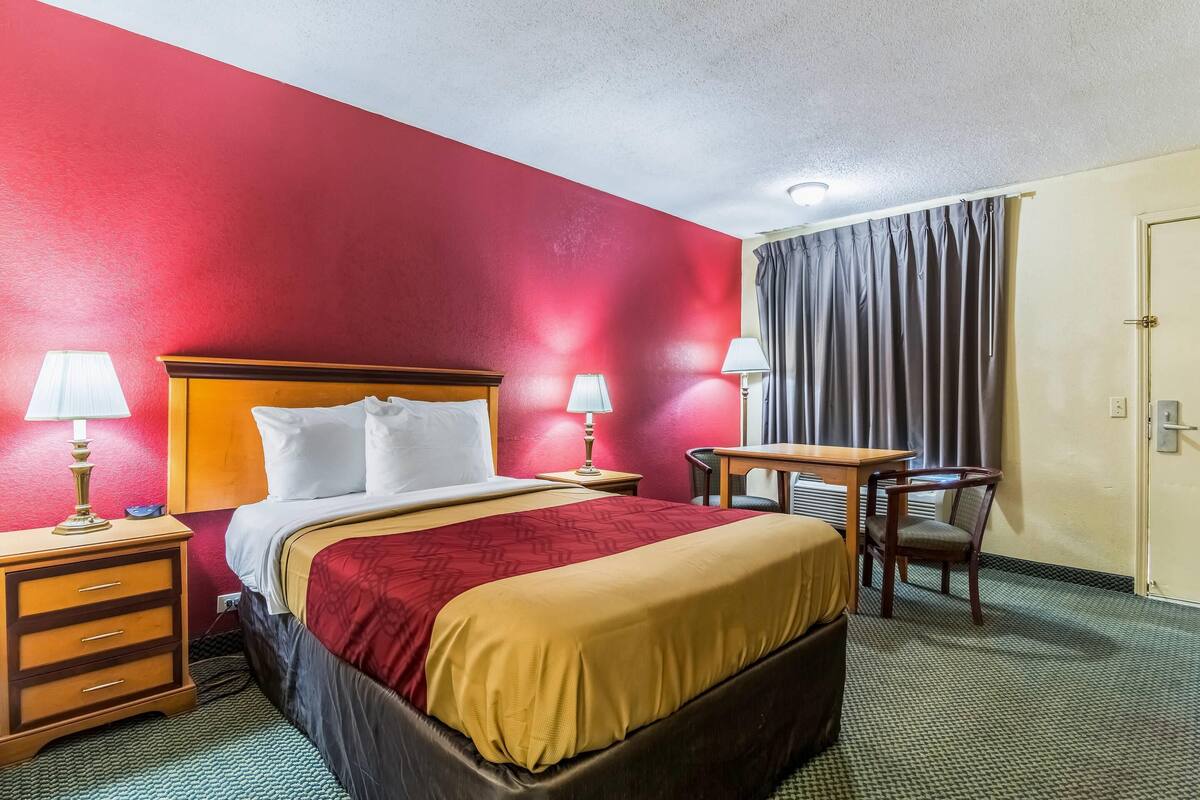 Room, 1 Double Bed, Accessible, Non Smoking | Desk, iron/ironing board, WiFi (free), bed sheets