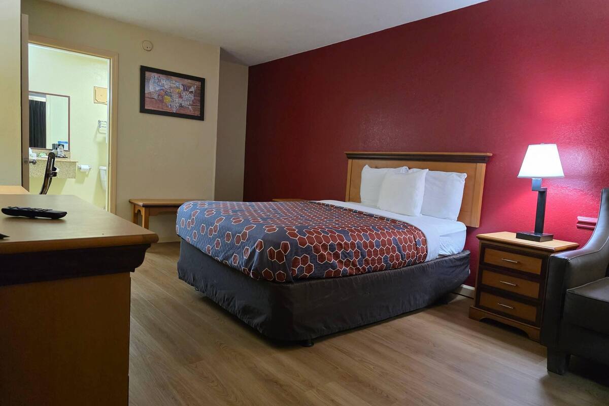 Standard Room, 1 King Bed, Non Smoking | Desk, iron/ironing board, free WiFi, bed sheets