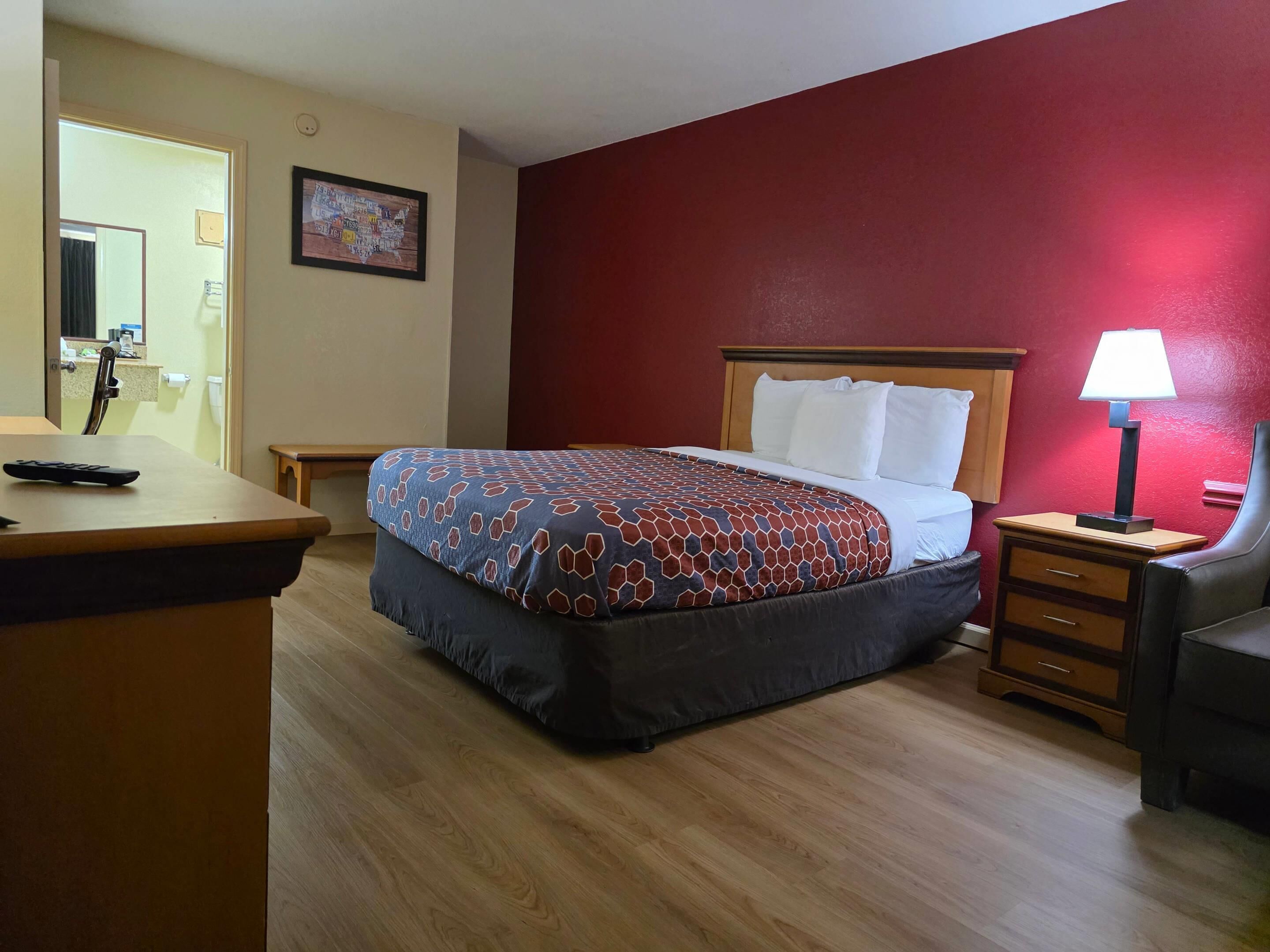 Standard Room, 1 King Bed, Non Smoking | Desk, iron/ironing board, WiFi (free), bed sheets