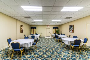 Free daily continental breakfast  - Econo Lodge Whiteville (Whiteville)