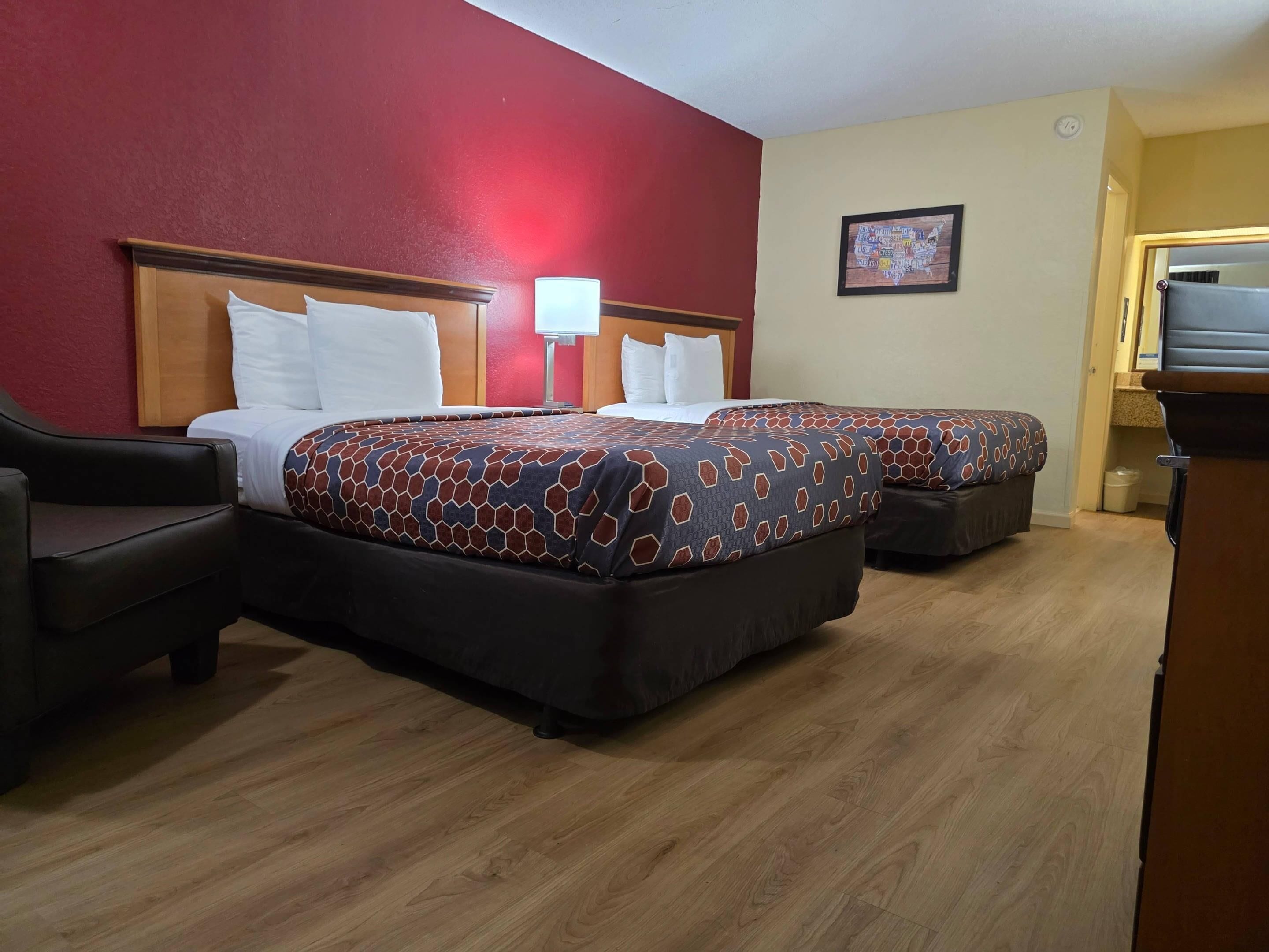 Habitación estándar doble, 2 camas dobles, no fumadores | Escritorio, tabla de planchar con plancha, wifi gratis y ropa de cama