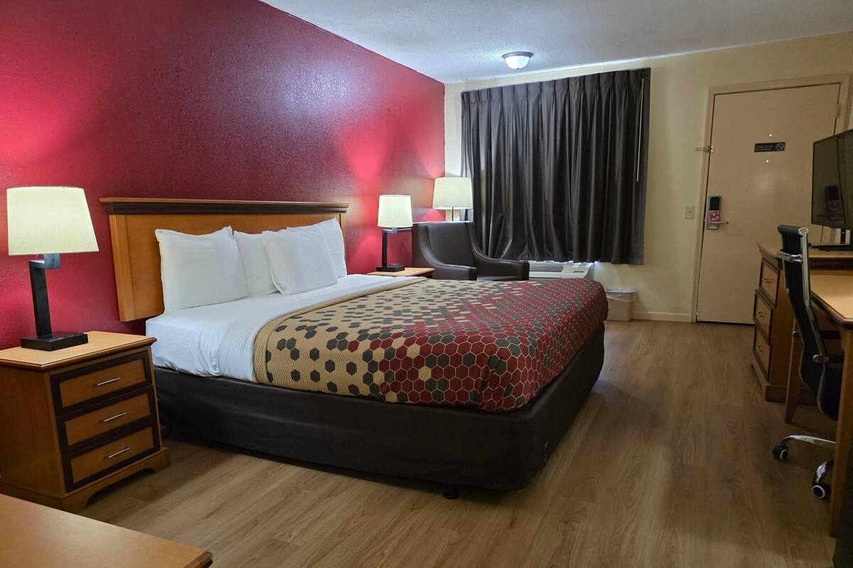 Desk, iron/ironing board, free WiFi, bed sheets