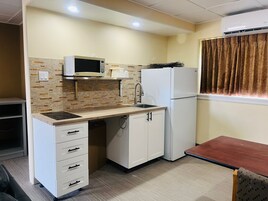 Refrigerador, microondas, cafetera/tetera