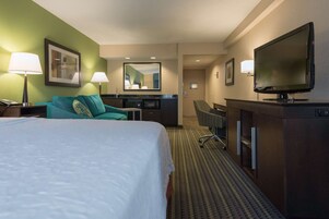 套房, 1 张特大床, 无烟房 | 客房内保险箱、办公桌、遮光窗帘、熨斗/熨衣板