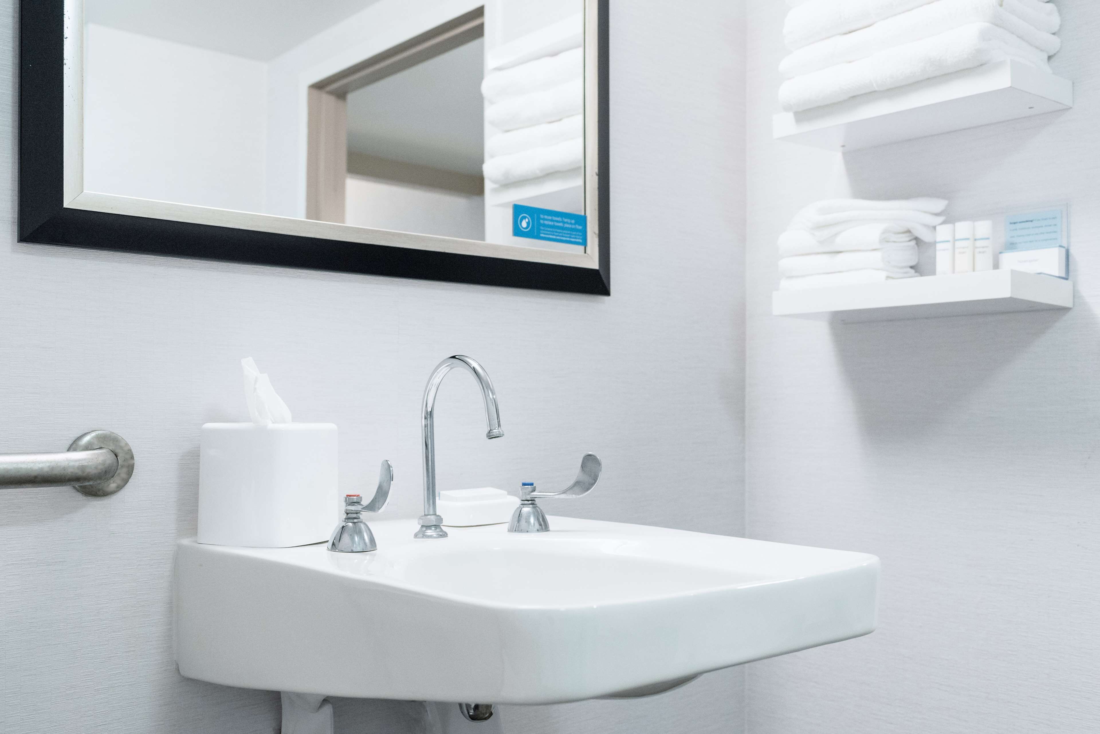 room, accessible, non smoking | bathroom | free toiletries, towels