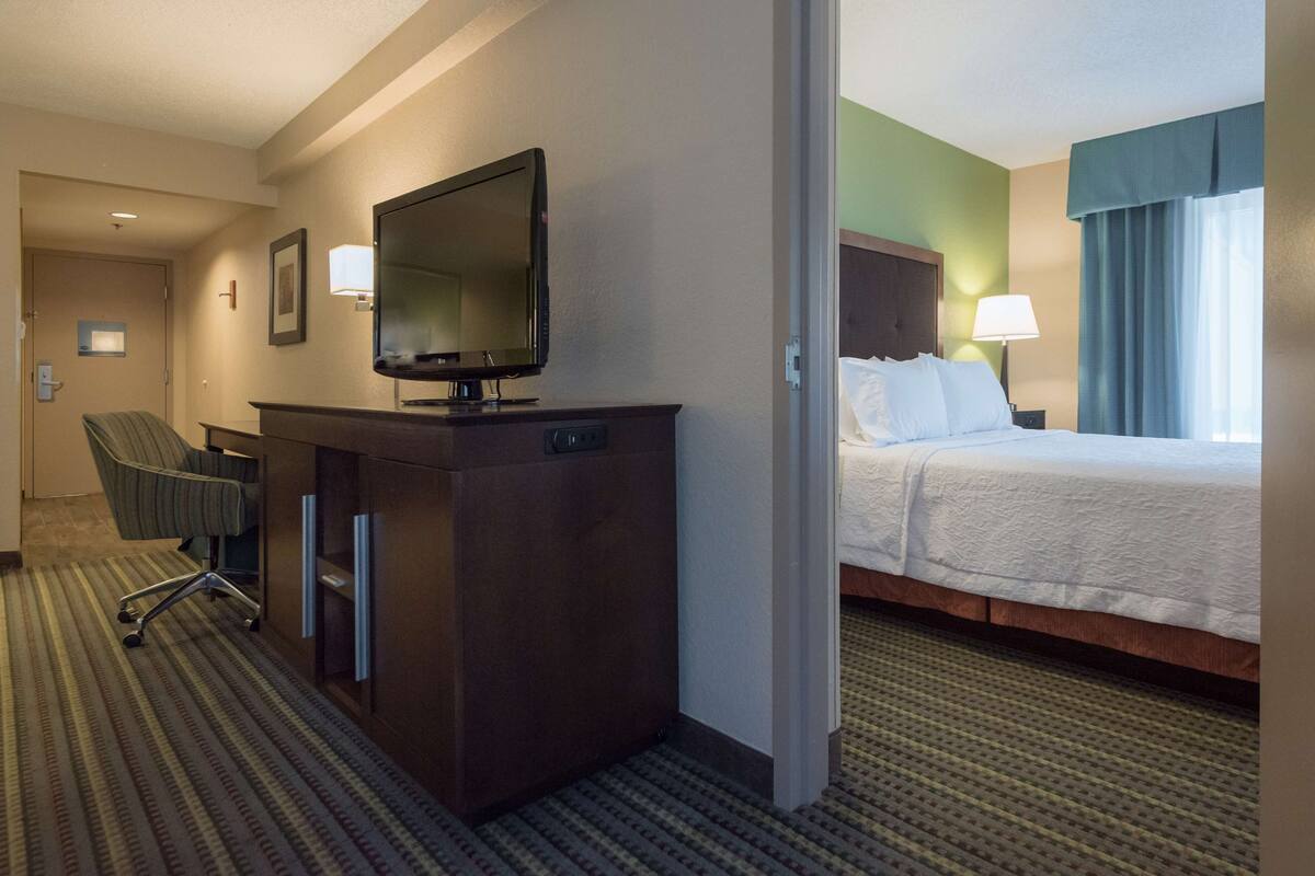 Suite, 1 Tempat Tidur King, Bebas Asap Rokok | Brankas, meja kerja, tirai kedap cahaya, dan setrika/meja setrika