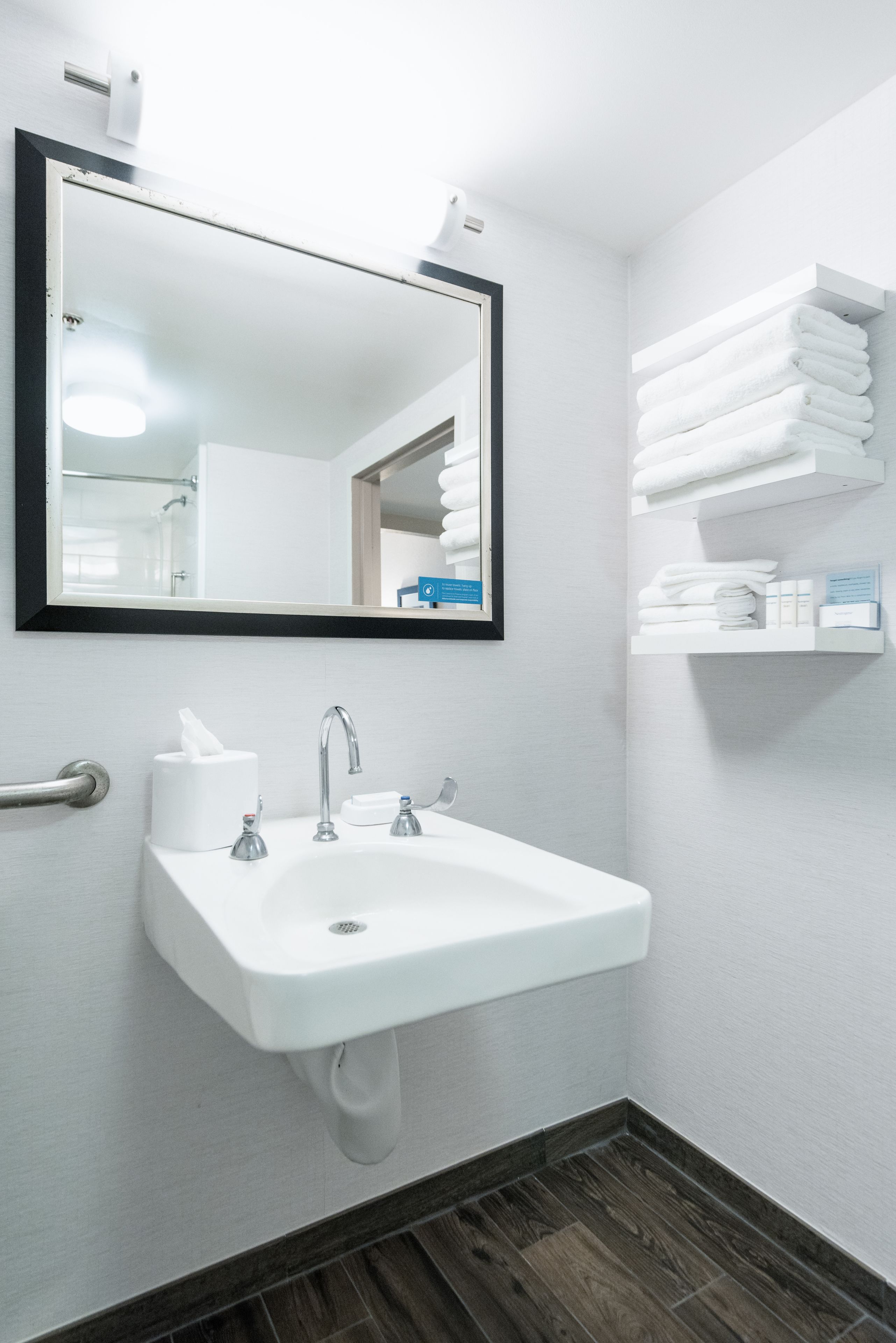 room, accessible, non smoking | bathroom sink