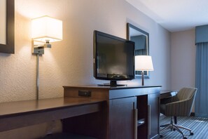 Deluxe-huone, 2 keskisuurta parisänkyä, tupakointi kielletty | Tallelokero huoneessa, työpöytä, pimennysverhot, silitysrauta/-lauta