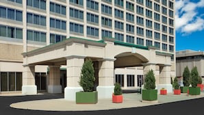 Property entrance - Red Lion Hotel Hartford (Hartford)