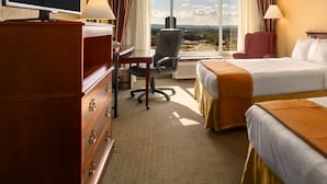 In-room safe, desk, laptop workspace, iron/ironing board - Red Lion Hotel Hartford (Hartford)