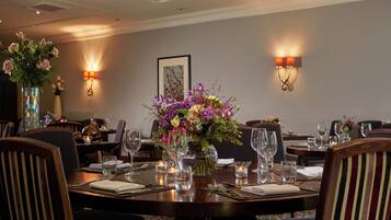 Petit déjeuner et dîner servis sur place, spécialités Cuisine anglaise