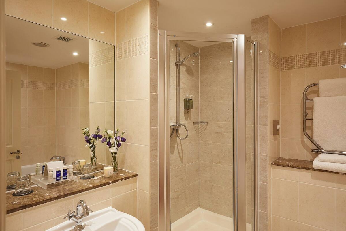 combined shower/bathtub, eco-friendly toiletries, hair dryer, towels