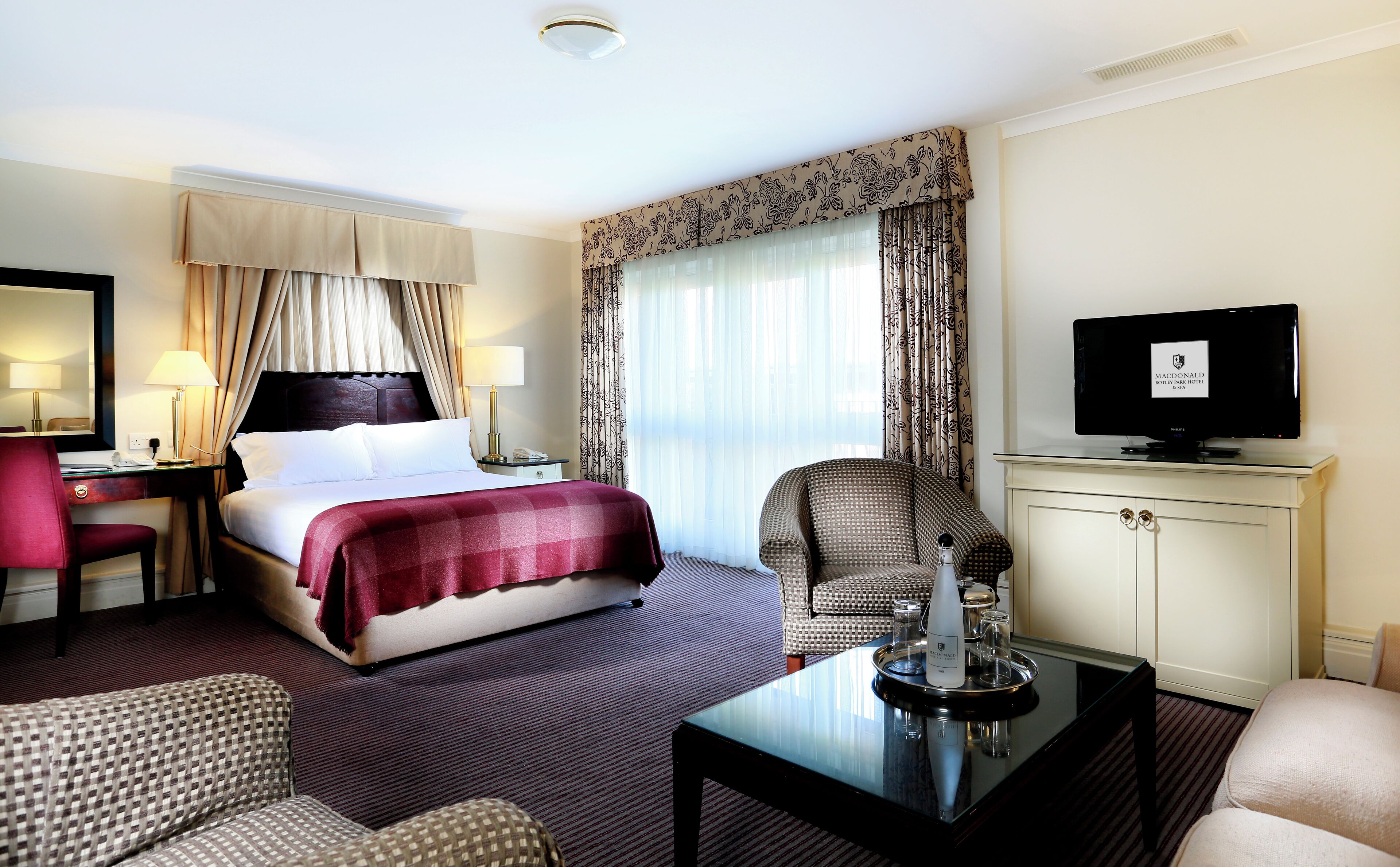 Suite, 1 Double Bed (Deluxe Suite) | Premium bedding, desk, blackout curtains, iron/ironing board