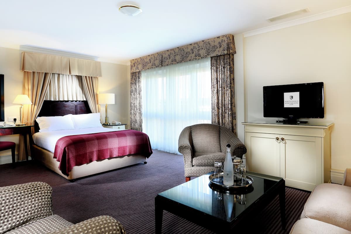 Suite, 1 Double Bed (Deluxe Suite) | Premium bedding, desk, blackout curtains, iron/ironing board