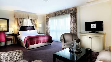 Suite, 1 letto matrimoniale (Deluxe Suite) | Biancheria da letto di alta qualità, una scrivania, tende oscuranti