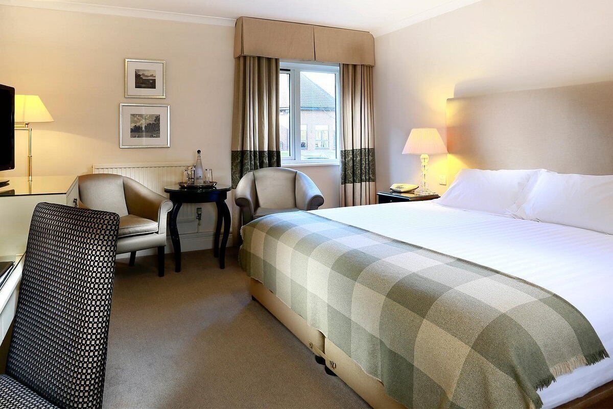 Standard Room, 1 King Bed (Standard King) | Premium bedding, desk, blackout curtains, iron/ironing board