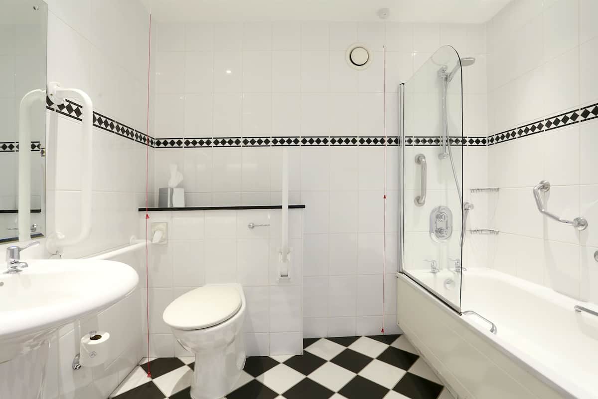 combined shower/bathtub, eco-friendly toiletries, hair dryer, towels