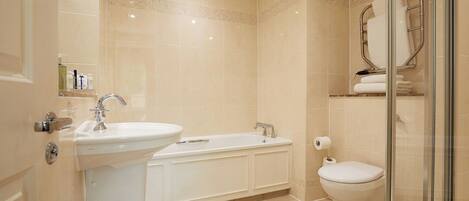 Ein modernes Badezimmer mit Badewanne, Waschbecken und Toilette.