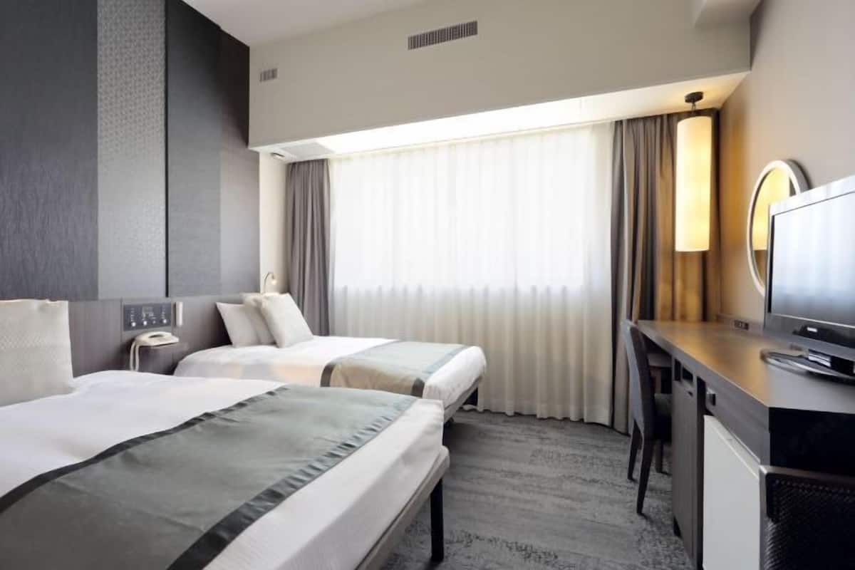 Soundproofing, free WiFi, bed sheets