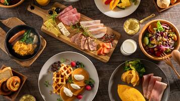 Daily buffet breakfast (JPY 2600 per person)