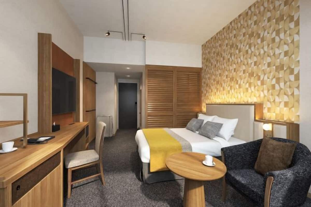 Soundproofing, free WiFi, bed sheets