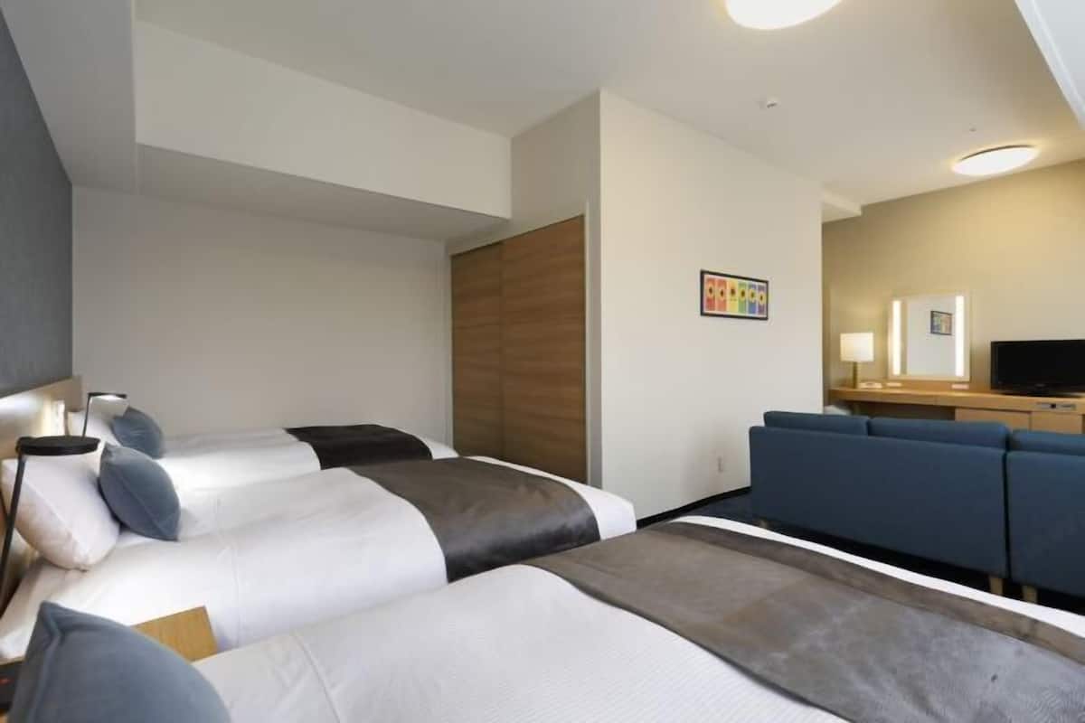 Soundproofing, free WiFi, bed sheets