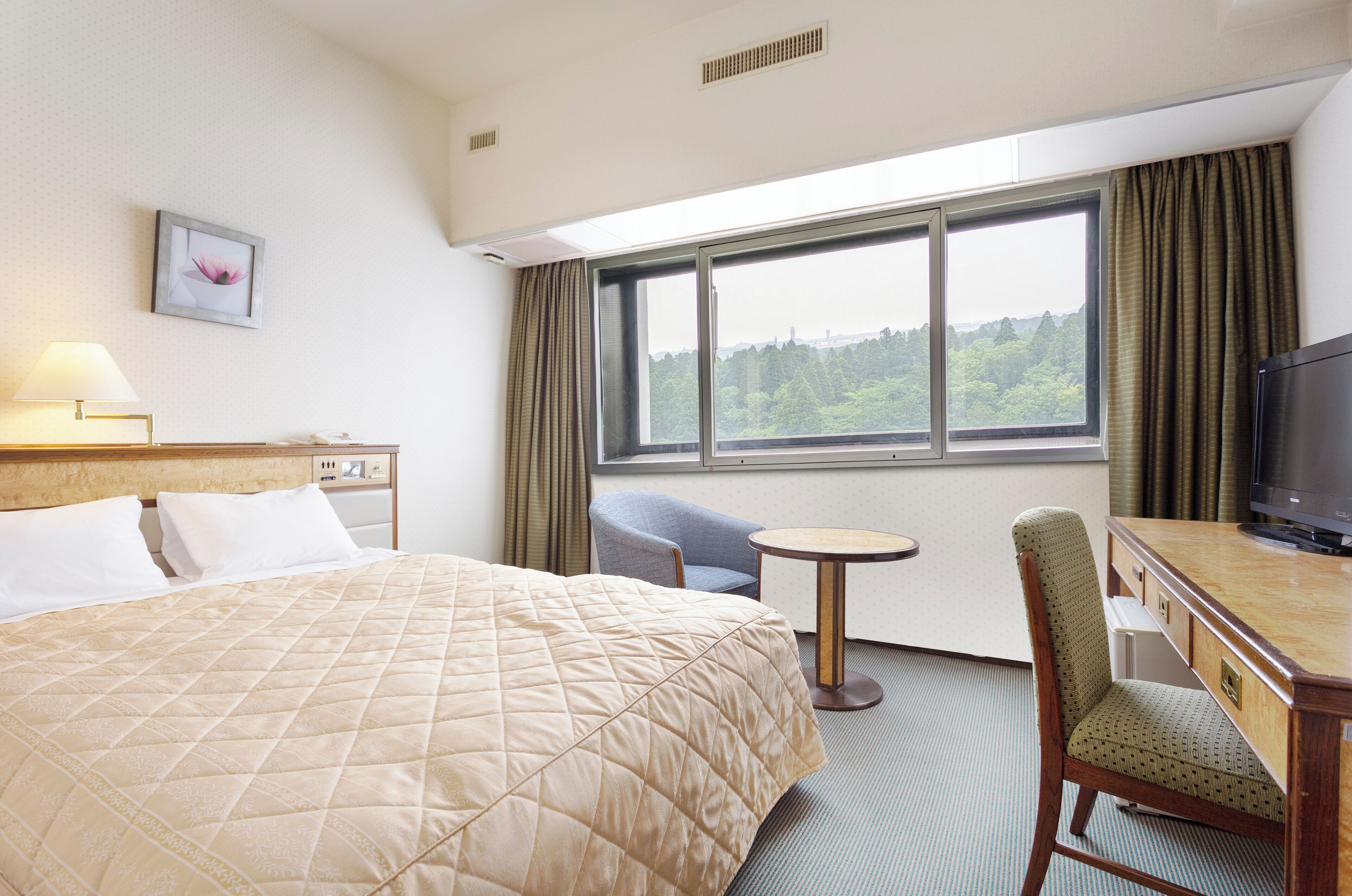 Soundproofing, free WiFi, bed sheets