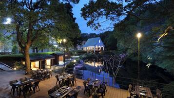 2 restaurants, breakfast, lunch served; local and international cuisine