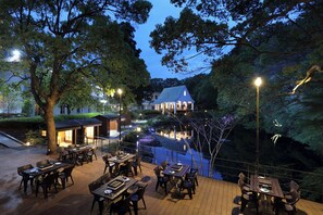 2 restaurants, breakfast, lunch served; local and international cuisine 