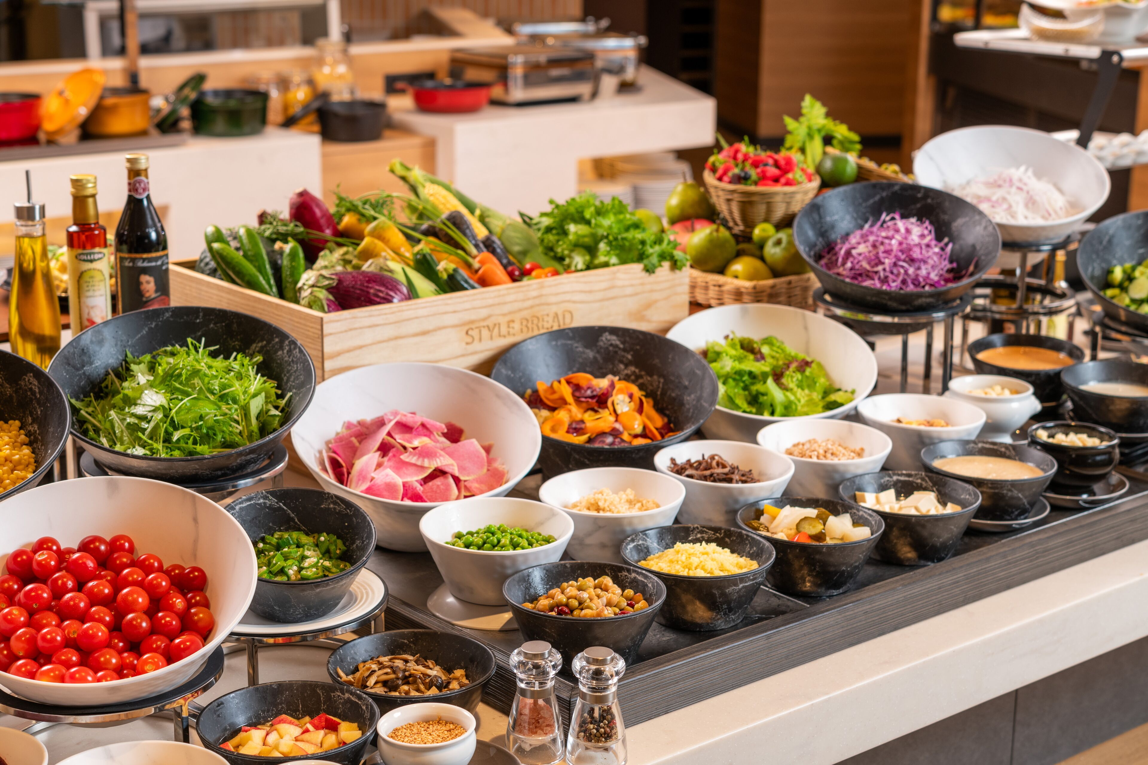 Una mesa de buffet con diversos alimentos y salsas.